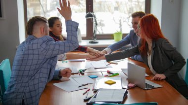 İş kavramı. Bir çalışan ekip birlikte ellerini koyarak Konferansı'nda