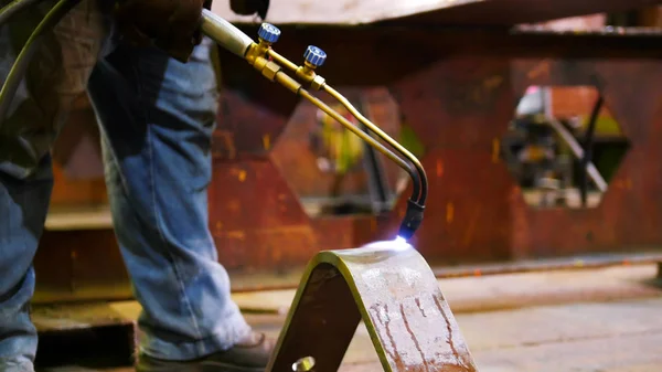 Bauwerk. Ein Arbeiter erhitzt das Detail mit einem Gasbrenner — Stockfoto