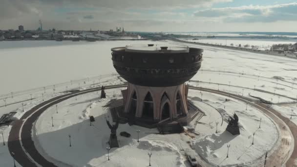 KAZAN, RUSIA. 16-03-2019: Vista panorámica del Kazán. Una vista en el paseo marítimo. Un Kremlin de Kazán al otro lado del río. Vista aérea . — Vídeos de Stock