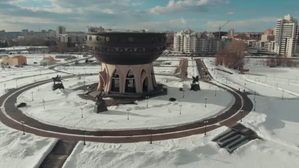 Kazan, Rusland. 16-03-2019: panoramisch uitzicht op de Kazan. Een gezicht aan de waterkant. Een constructie op de achtergrond. Luchtfoto. — Stockvideo