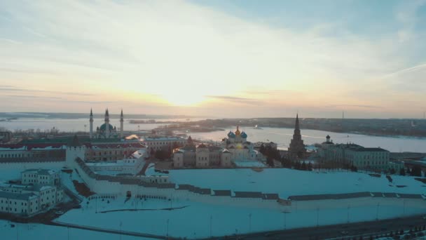 Kazan, Federacja Rosyjska. 16-03-2019: Panorama Kremla Kazańskiego, umieszczonego w zimowej pogody. Widok z lotu ptaka — Wideo stockowe