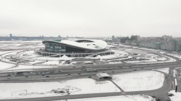 КАЗАНЬ, РОССИЯ. 16-03-2019: Вид с воздуха на Казанский футбольный стадион в зимнее время — стоковое видео