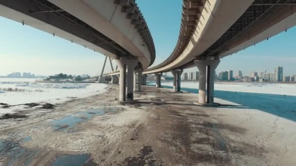 Uma vista sob a ponte urbana na hora de inverno — Vídeo de Stock