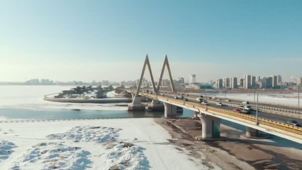 KAZAN, RUSIA. 16-03-2019: Una vista del puente urbano en invierno — Vídeos de Stock