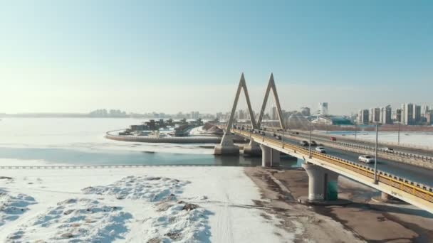 KAZAN, RUSIA. 16-03-2019: Una vista sobre el puente urbano "milenium" en invierno — Vídeos de Stock