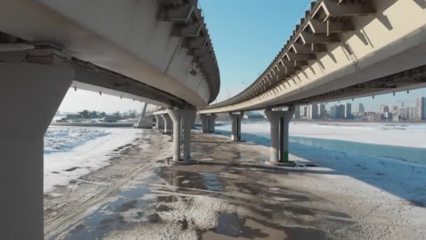 KAZAN, Russie. 16-03-2019 : Une vue panoramique sous le pont urbain jusqu'au sommet du pont en hiver — Video