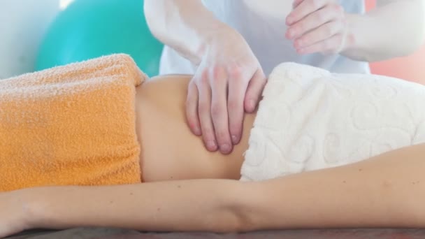 Массажист делает массаж желудка — стоковое видео