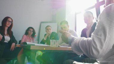 İnsanlar onların şefe dinleme ofiste iş toplantısında