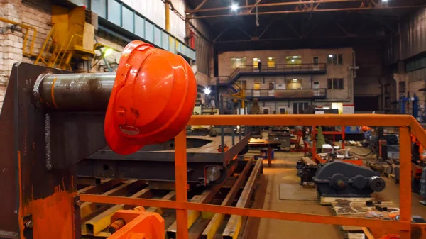 工場建設。背景に携わっています。手前のオレンジ色のヘルメット — ストック写真