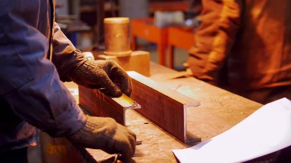 Impianto di costruzione. Un uomo che lavora con un piccolo dettaglio in ferro — Foto Stock