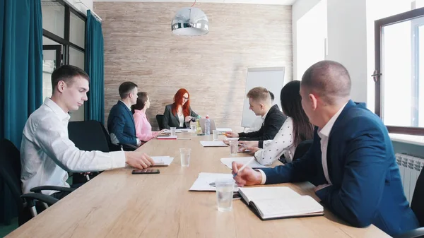 Gente en la conferencia de negocios en la oficina — Foto de Stock