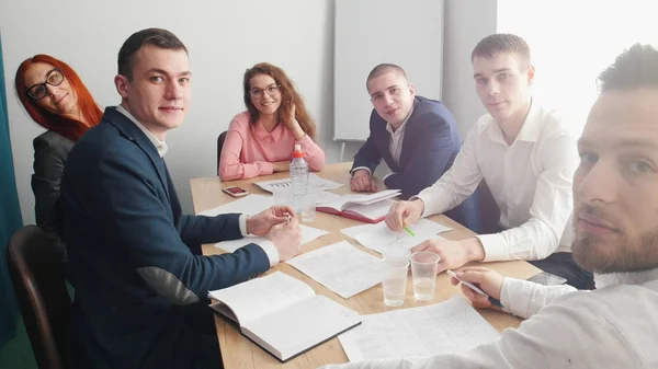 Personer på konferensen business talar av tabellen. Personer tittar i kameran — Stockfoto