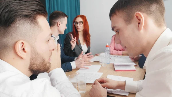 La gente en la conferencia de negocios hablando junto a la mesa. Discutiendo su trabajo — Foto de Stock