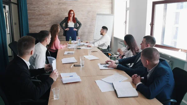 Gente en la conferencia de negocios. Jefa mujer enojada enojada mirando a sus colegas — Foto de Stock