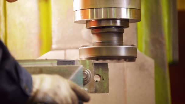 Bauwerk. ein Mann, der mit einer industriellen Drehmaschine arbeitet — Stockvideo