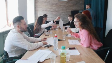 İnsanlar iş toplantısında oturan ve işlerini tartışıyor. Ofiste Şef geliyor