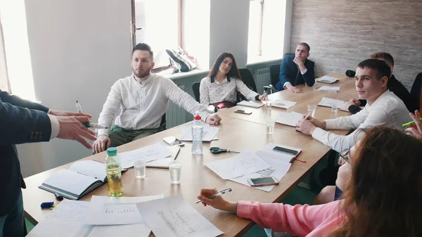 Gente en la conferencia de negocios sentada junto a la mesa — Foto de Stock