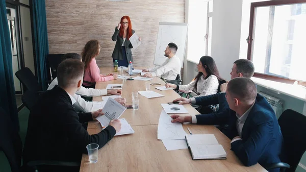 Gente en la conferencia de negocios. Mujer enojada jefa regaña a sus colegas — Foto de Stock