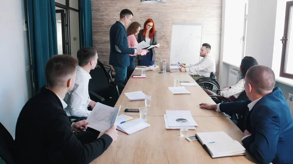 Una conferencia de negocios. Personas revisando el informe — Foto de Stock