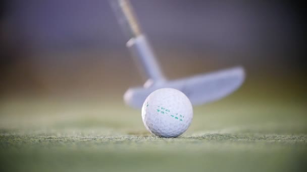 Αναπαραγωγή μίνι γκολφ. Το ραβδί γκολφ χτυπήσει μια μπάλα του γκολφ — Αρχείο Βίντεο