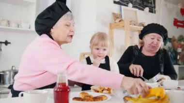 Aile yemek mutfakta krep. Küçük bir kız yeme muz