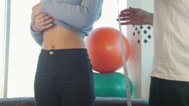 Bir doktor beslenme uzmanı ölçü genç kadının şekil parametreleri — Stok video