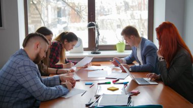 İş kavramı. Bir çalışan ekip belgeleri okuma Konferansı'nda