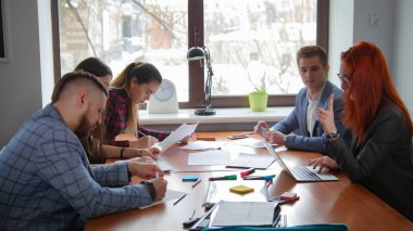 İş toplantısı. Bir çalışan ekip belgeleri okuma Konferansı'nda