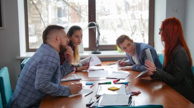 İş kavramı. Bir çalışan ekip belgeleri tartışırken Konferansı'nda