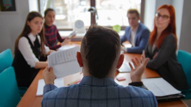 İş kavramı. Bir çalışan ekip belgeleri tartışırken Konferansı'nda. Şef ortasında oturur