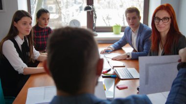 İş kavramı. Bir çalışan ekip belgeleri tartışırken Konferansı'nda. Şef orta ve belgeleri gösteren oturur