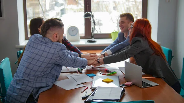 Concepto de negocio. Un equipo de trabajo en la conferencia puso sus manos juntas — Foto de Stock