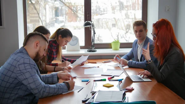 İş toplantısı. Bir çalışan ekip belgeleri okuma Konferansı'nda