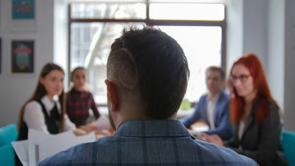 Concepto de negocio. Un jefe sentado en la conferencia y conversando con sus subordinados — Foto de Stock