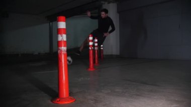 Yeraltı otoparkına. Onun futbol becerileri eğitim Spor Futbol adam. Engelleri Süpürgelik topu önde gelen
