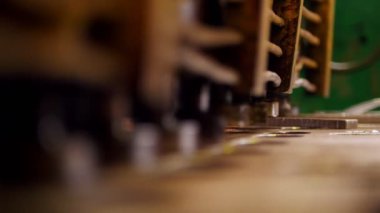 Endüstriyel konsept. Demir plakanın ayrıntılarını oluşturan bir basınçlı makine