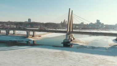 Kazan, Rusya. 16-03-2019: kış saatinde ünlü kentsel köprünün havadan görünümü