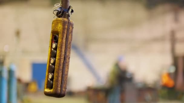 Una máquina elevadora en la planta. Un panel de control colgando en el aire — Vídeos de Stock