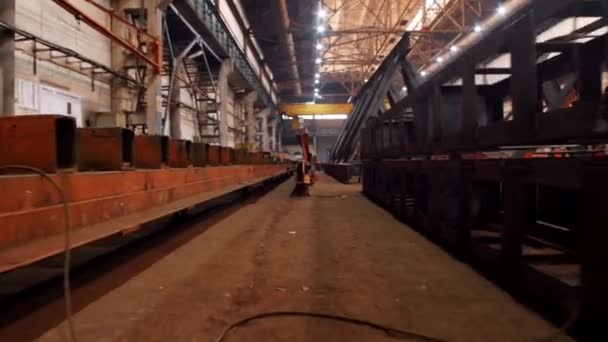 Panoramica di un grande impianto di costruzione industriale — Video Stock