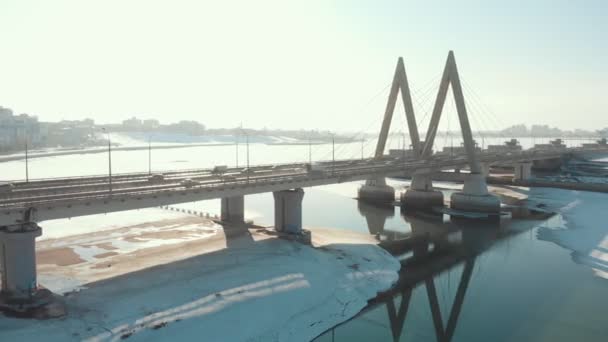 カザン、ロシア。16-03-2019: 冬期の都市橋「ミレニアム」の上空からの眺め — ストック動画
