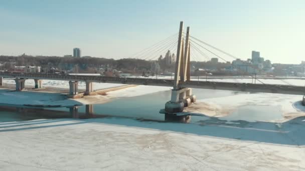 KAZAN, RUSIA. 16-03-2019: Una vista aérea del famoso puente urbano en invierno — Vídeos de Stock