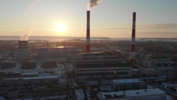 Panoramablick auf Industrieanlagen in der Stadt — Stockvideo
