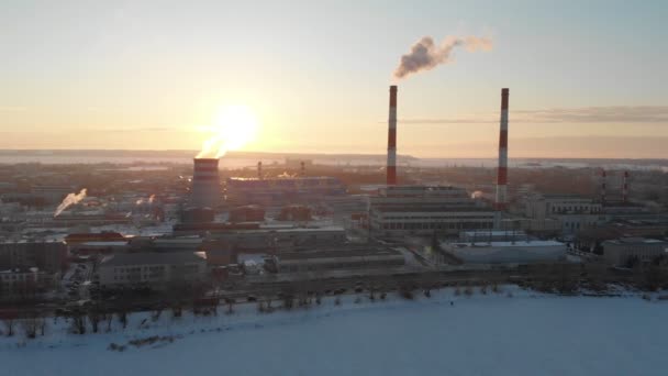 Vista panorâmica da planta industrial na cidade. A poluição da cidade. Fumaça saindo dos canos — Vídeo de Stock