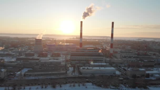 Panoramatický pohled na průmyslový závod uprostřed města — Stock video
