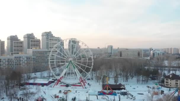 Pariserhjulet i dagsljus i staden. Vinter säsong — Stockvideo