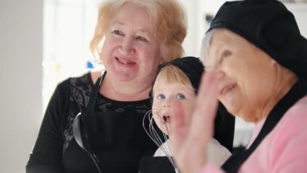 Famiglia in cucina che prepara dolci. Mani sorridenti e salutanti — Video Stock