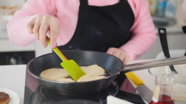 Yaşlı bir kadın mutfakta kek yapma