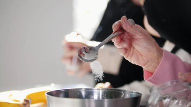 Krep yapıyorum. Eski bir kadın hamur tuzlama.