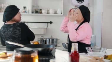 Aile mutfakta küçük turta yapıyor. Pişirme sonrası mutfak temizliği