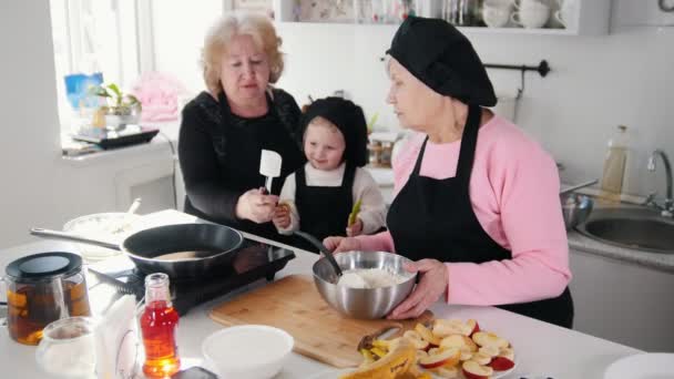 Familj gör desserter i köket — Stockvideo